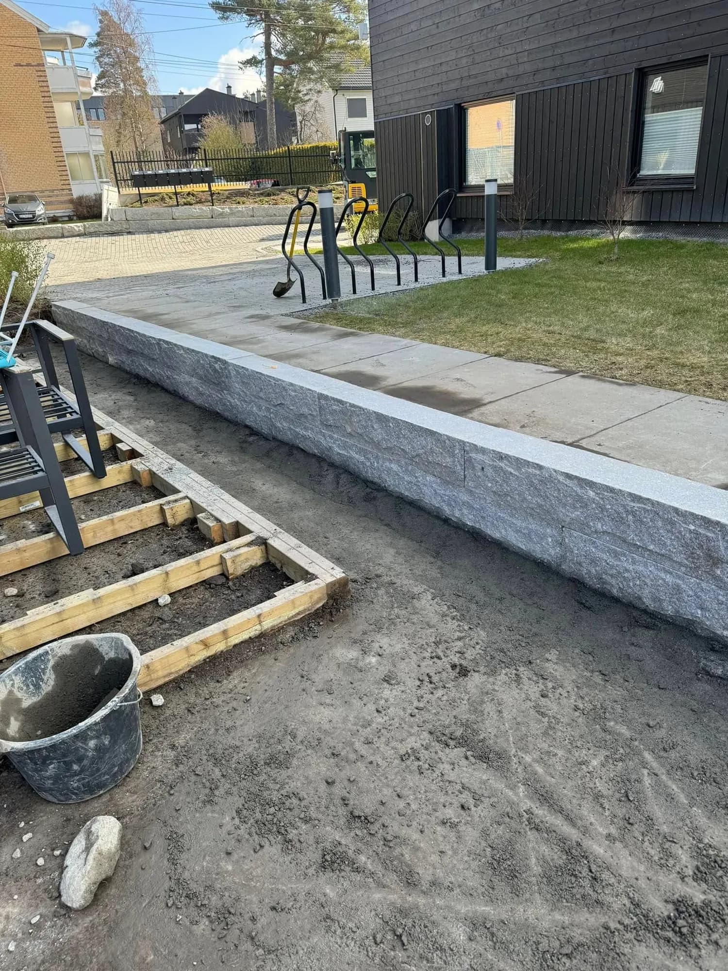 Ferdig granittmur med kantstein langs innkjørsel